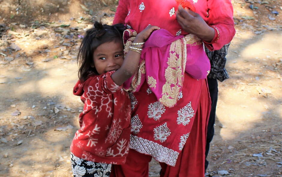 Übergabe der Nahrungsmittel in Korak (Chepang Kinder aus Antyodaya)