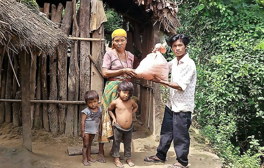 Cette famille a de nouveau du riz pour quelques semaines