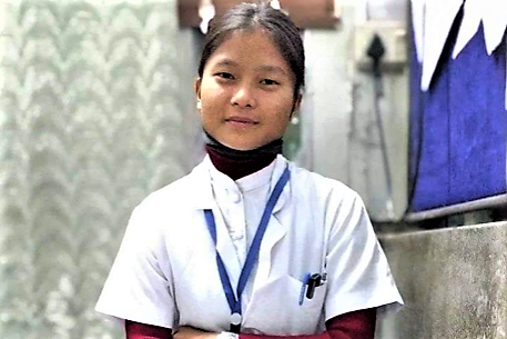 Birsana Praja est diplômée de l'école d'Antyodaya. Grâce à un parrainage et a pu récemment compléter sa formation d'infirmière 