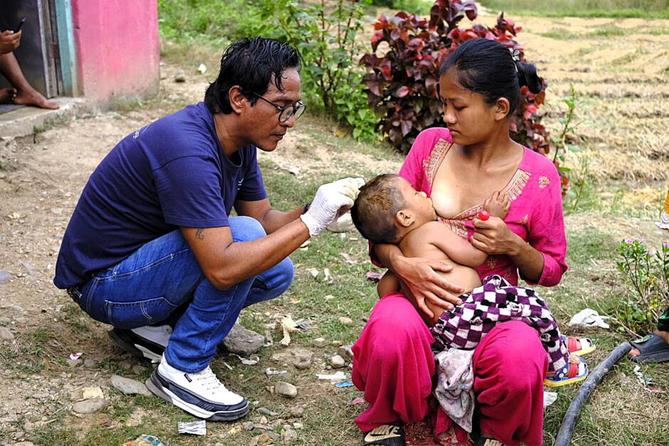 f0157dbc-86fa-4750-818b-202ce073c1c4.jpg Camp Masine, 27.10.25 (Richard versorgt ein Kleinkind)