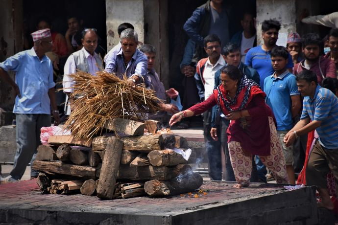 ritual to honor the deceased at pashupatinath.jpg.jpg