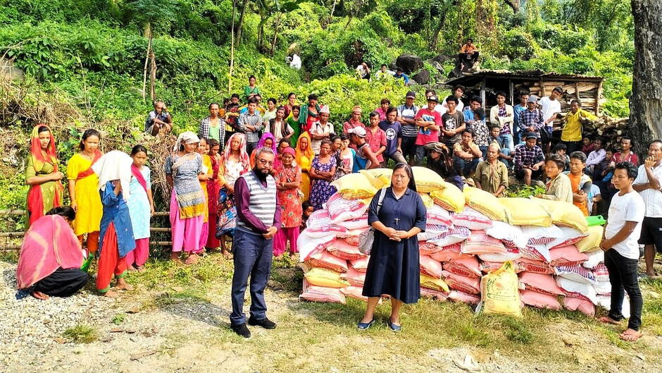 Distribution d'alimentaires à Charimara