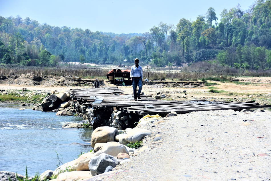 Corssind the Rapti River an the Way to Camps