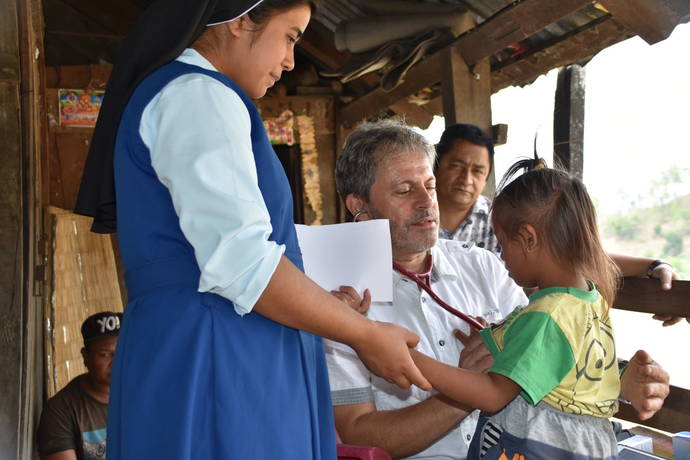 Examining a Child with Trisomia, Sr. Tina, Fredi Bacchetto