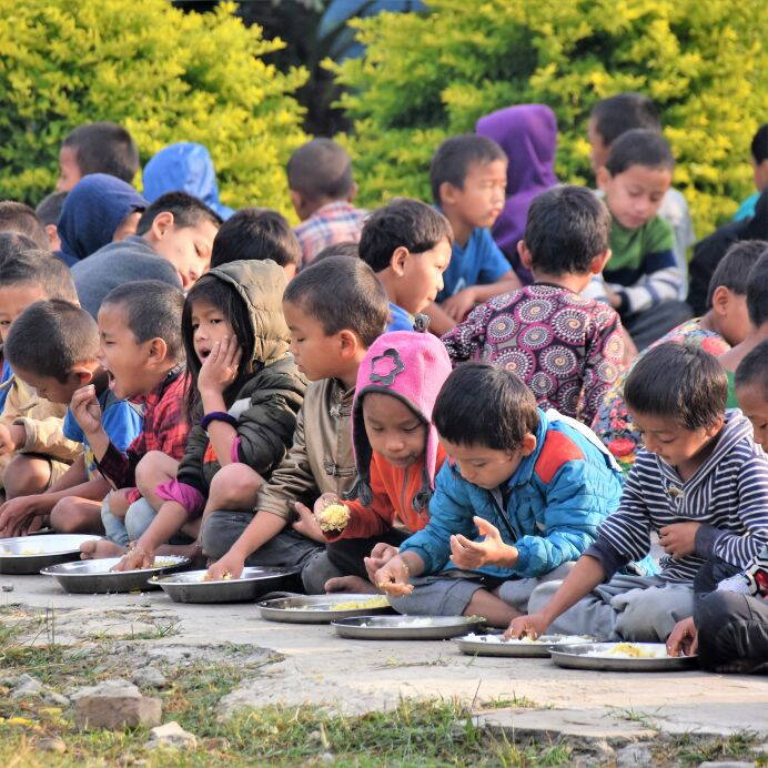Filles Chepang démunis à Cisapani