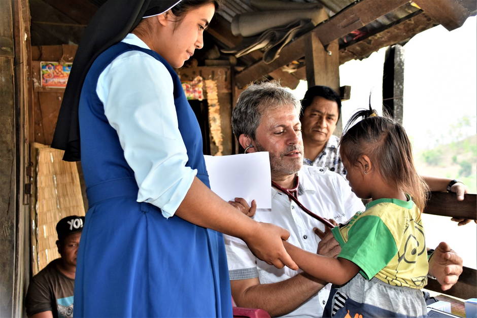 Examen d'une fille avec Trisomie sur la rive de la rivière Rapti (Sr. Tina, Fredi Bacchetto)