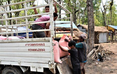 Déchargement des sacs de riz (Health camp dans la jungle près de Cisapani)