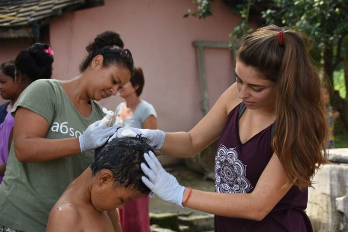 Volunteers Virginie Kormann & Cristina Bacchetto treating lice