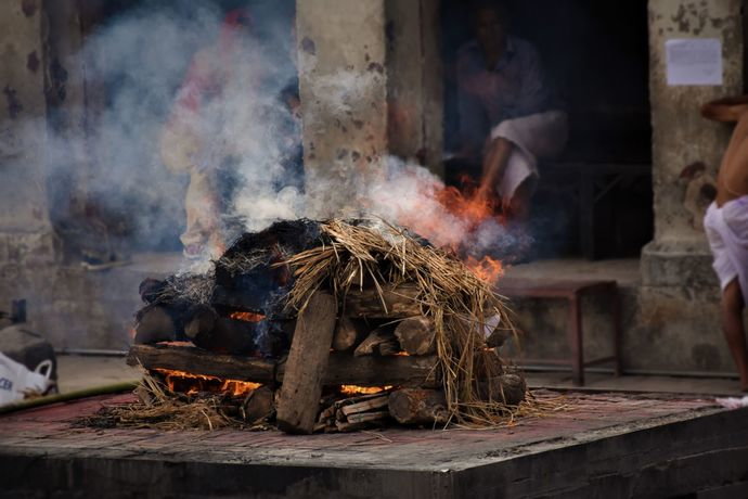 ritual to honor the deceased at pashupatinath.jpg