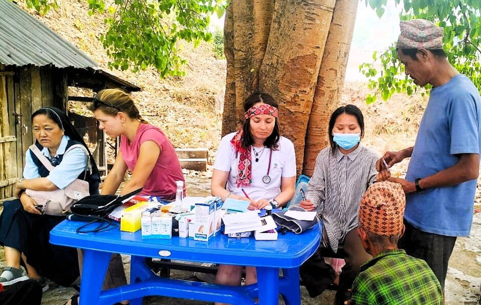 f.L.: Sr. Carmela, Denise, Lena, Baghwoti und patients
