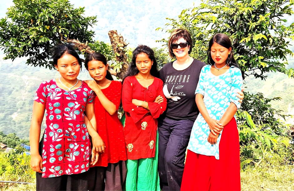Carmen Angstmann mit Schülerinnen in Antyodaya