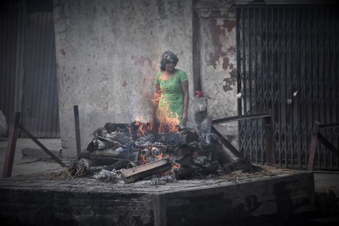 ritual to honor the deceased at pashupatinath.jpg.jpg