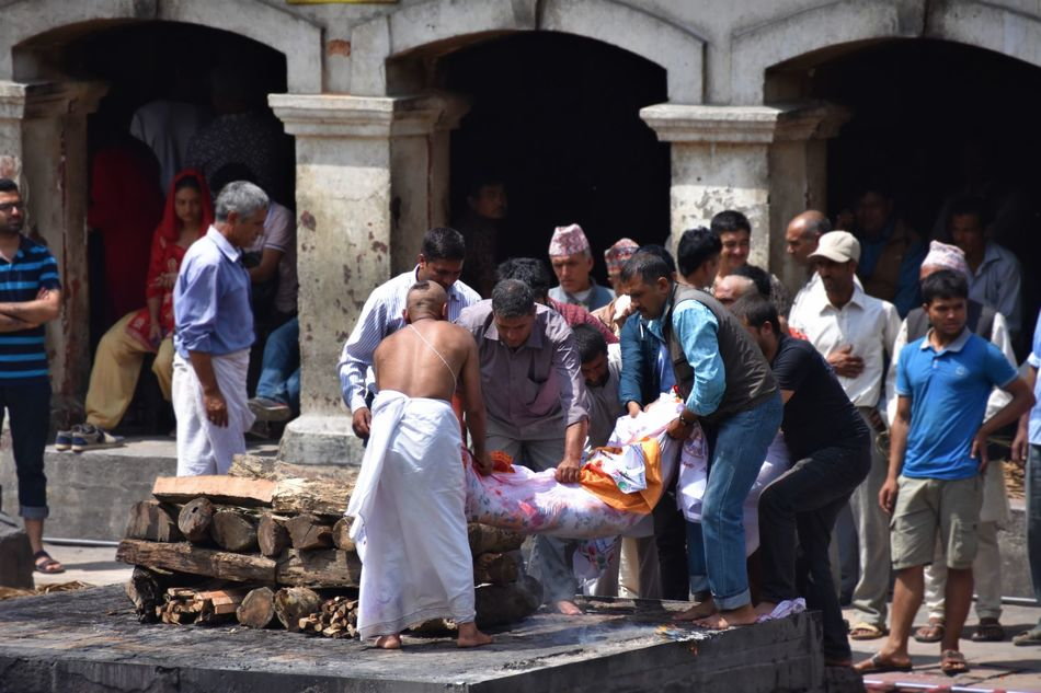 ritual to honor the deceased at pashupatinath.jpg.jpg