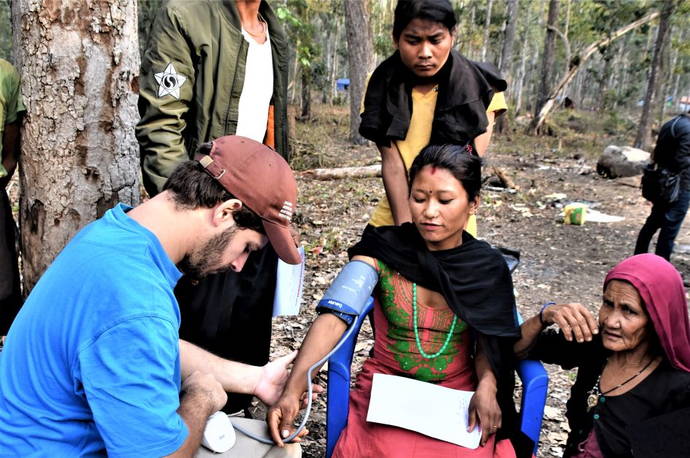 Mesure de la pression artérielle par protecteur civil Tobias Bacchetto (Health camp dans la jungle près de Cisapani)