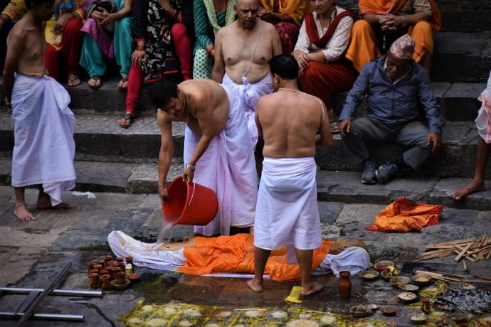 ritual to honor the deceased at pashupatinath.jpg.jpg