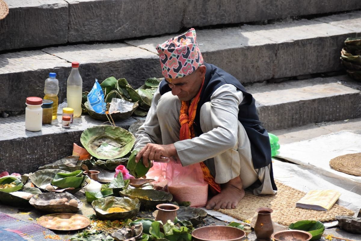 ritual to honor the deceased at pashupatinath.jpg