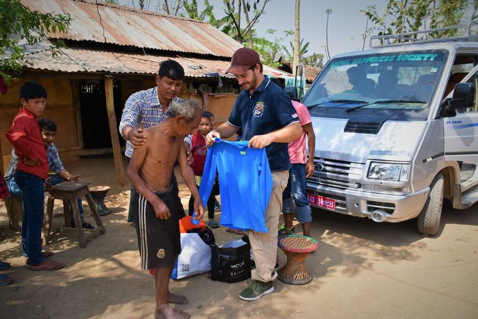 Distributing clothes in a Chepang Village (Tobias Bacchetto)