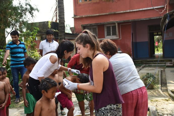 Volunteers Cristina & Christine Bacchetto treating lice