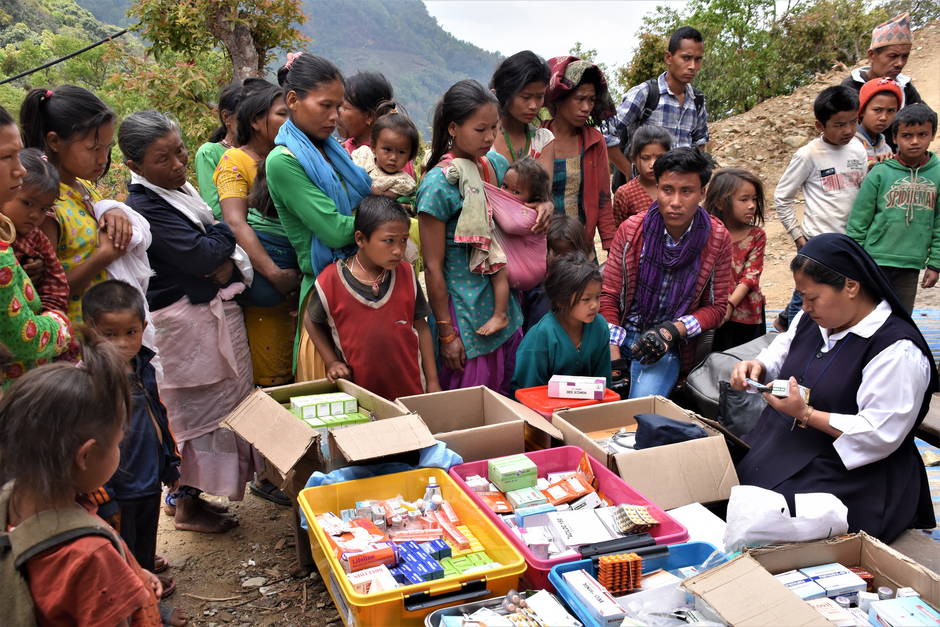 Health Camp à Torqay. Les gens n'ont jamais vu de médecin (à droite : Sr Miriam)