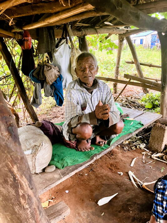 img_8057.jpeg Unterkunft eines 97jährigen Mannes in Goiritol. Sein Wunsch an MIC: Ein Sack Reis. Mit dem Haus ist er zufrieden, denn er will nur noch drei Jahre leben