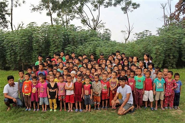 Bobby Anthony (Project Leader, in front) und Rambabo (Director, left) with the lower classes of Antyodaya