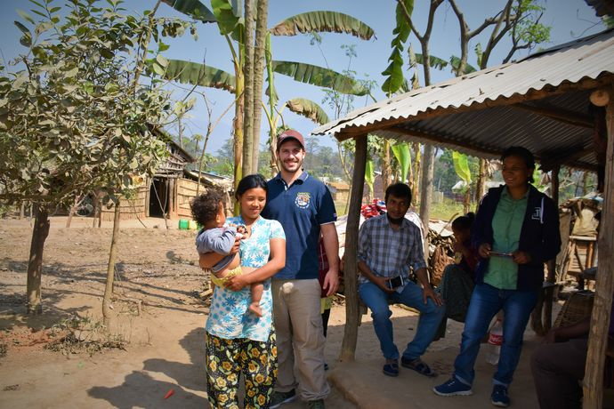 Distributing clothes in a Chepang Village (Tobias Bacchetto)